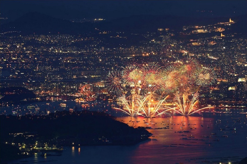 日本传统节日夏日祭绚丽的烟火大会点亮夜空