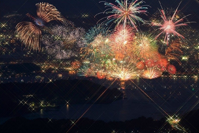 日本传统节日「夏日祭」:绚丽的烟火大会点亮夜空.