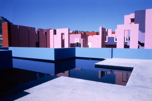 5116b5a7b3fc4b0843000017_ad-classics-la-muralla-roja-ricardo-bofill_ricardo_bofill_taller_de_arquitectura_la_muralla_roja_calpe_spain_-6--528x349.jpg