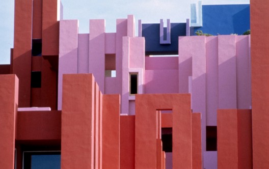 5116c6c7b3fc4b0843000029_ad-classics-la-muralla-roja-ricardo-bofill_ricardo_bofill_taller_de_arquitectura_la_muralla_roja_calpe_spain_-18--528x332.jpg