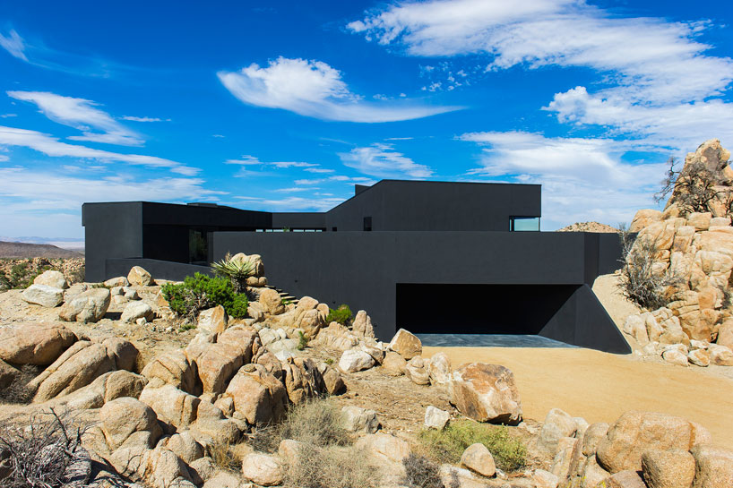 marc-atlan-oller-pejic-the-black-desert-house-designboom-03.jpg