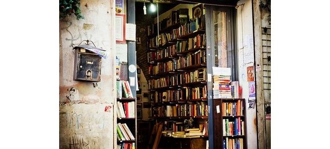 温馨怀旧感觉的书店门脸  Book Shop