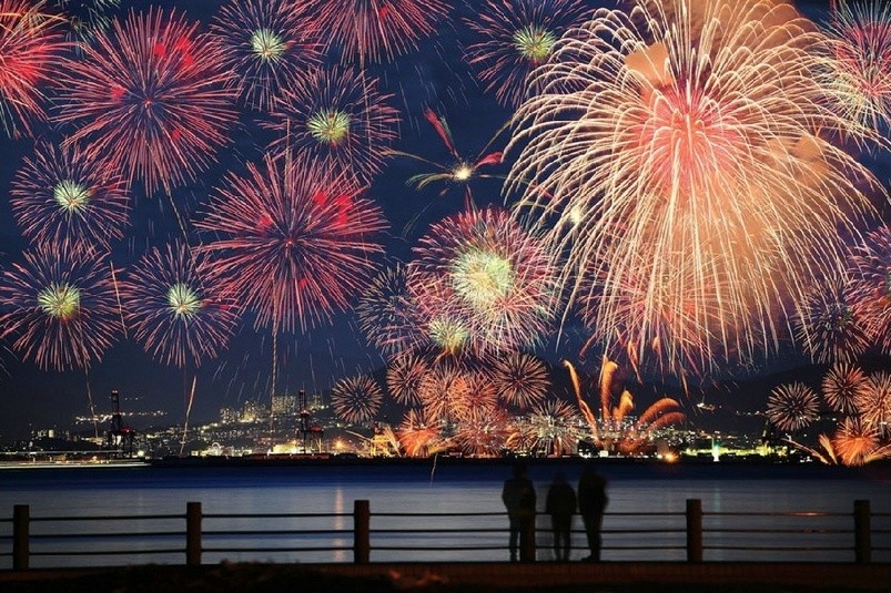 日本传统节日「夏日祭」（8月15日），绚烂的烟火大会点亮夜空。 