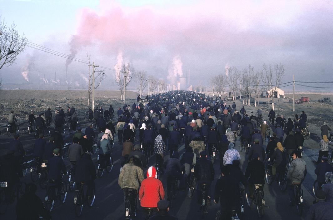 1980年，中国内蒙古自治区包头市，上班高峰期的7：30，正在前往包头钢铁厂工作的工人